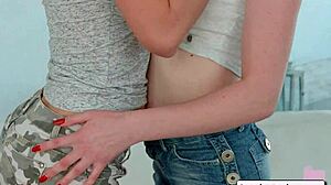 Gia Mulino y Kiara Gold se meten dedos en juego lésbico caliente