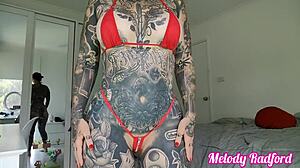 Melody Radford prøver gennemsigtig mikro bikini backstage