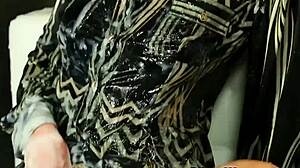 Skank euro tenggelam di bukkake di gloryhole