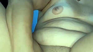 Блондинка шлюха раздвигает киску широко для оргазма от игрушки