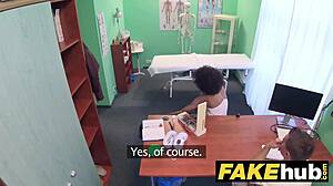 偽の病院で医者がエボニーブラジル看護婦が患者を激しく犯すのをスパイ