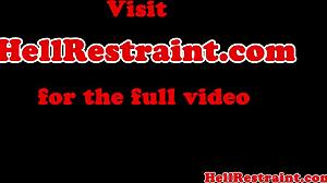 सबमिसिव पैर सजा फिर खिलौना क्लोज-अप में