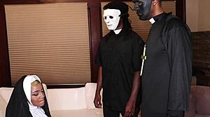 Trio fierbinte se dezlănțuie cu o călugăriță și doi preoți