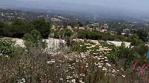 Amateur-Blondine Jill Taylor lutscht Schwanz im Auto beim Date