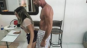 Vivi craque enfin, laissant son beau-père prendre son cul serré dans une vidéo complète sur RED.