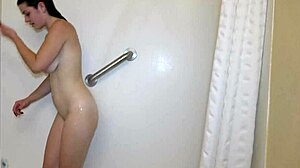 Тинејџерка са великим сисама машта о очуху под тушем.