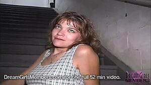 Vau, upea yökerho ylösalaisin punaisilla ruusuisilla alushousuilla! 🌹