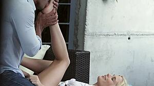 금발 아가씨, 강렬한 라이딩 후 발에 정액 뿌려