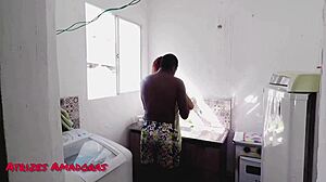 Novinha arrumando casa so de toalha! Padrasto surpreende com segundas inten��es!