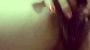 Amateur girl uses toys to pleasure her pussy