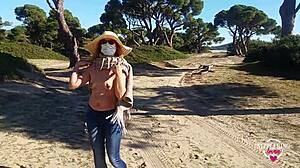 Nippleringlover mostra tetas com piercing na praia pública