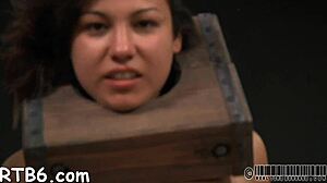 달콤한 미녀 다른 플레이걸과 케이지에 갇혀 경쟁.