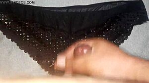 Buen chorro de leche sobre el cachetero de encaje negro de mi amiga la nalgona