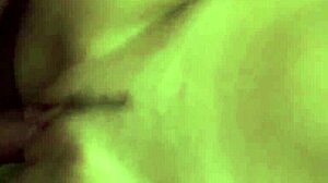 स्किनी टीन पुराने आदमी के शाफ्ट पर राइड करते हुए स्क्वर्ट करती है