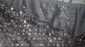 Buen chorro de leche sobre el cachetero de encaje negro de mi amiga la nalgona