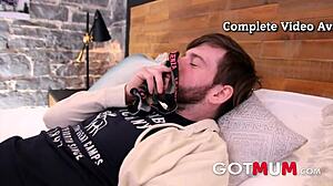 继母大奶被继子肛交，超震撼！😍