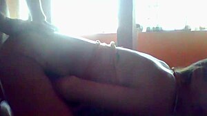 Горячая милфа и ГИЛФ пара наслаждаются игрой в догги-стайл