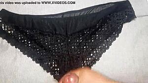 Buen chorro de leche sobre el cachetero de encaje negro de mi amiga la nalgona