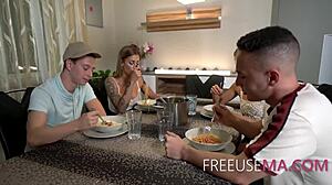 แม่เลี้ยงสองคนอนุญาตให้ลูกเลี้ยงและเพื่อนใช้ฟรี