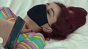 गंदा डॉक्टर बिना दया के मरीज को चोदता है