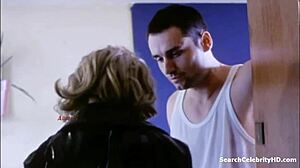 萨曼莎莫顿在《皮囊之下》场景中赤裸脱衣