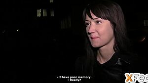 Wow, cette sexy mignonne est surprise par une éjaculation sauvage au casting !