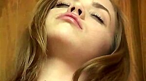 ลิตเติ้ล เอพริล ใช้นิ้วแหย่หีแน่นๆ ในมุมมองบุคคลที่หนึ่ง