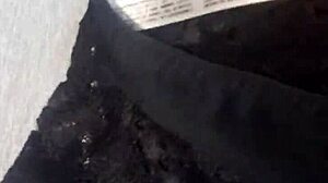 Buen chorro de leche sobre el cachetero de encaje negro de mi amiga la nalgona