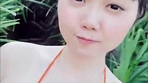 japonský sexy tanec s veľkými prsiami pri bazéne, milujem to