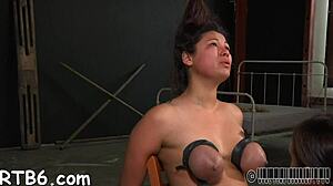 Ruw bondage dominantie met natte kut likken en hardcore straf!