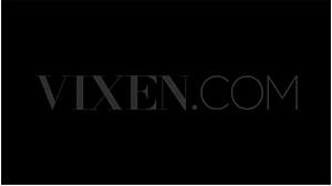 Vixen Models Trip wird zu wildem Dreier mit zerrissenen Klamotten. Doppelte Action über Fantasy-Bett!