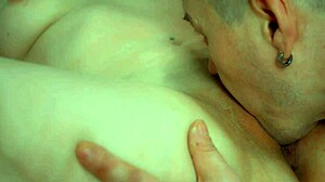 Kinky fyr slikker milfs saftige fitte til hun kramper i orgasme.