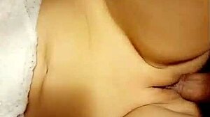 カップルの自家製動画、大学でバナナで料理作り