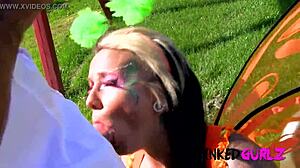 タトゥーの妖精美女が公共の場でハードに突かれる