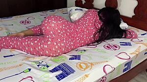 A bunda da minha enteada de pijama me deixa louco!
