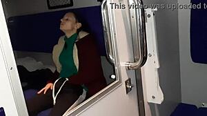 Obcy i ja szczytujemy w przedziale pociągu POV