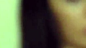 ブロネットがヒールを脱いでナイロンソールを晒す