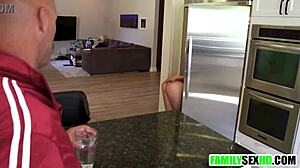 Lopakodó mostohalány basz a mostohaapával a mostohaanya mellett ugyanabban a szobában