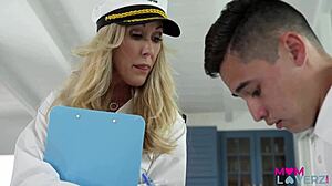 Nedolžna mačeha Brandi Love dominira v Captain Love