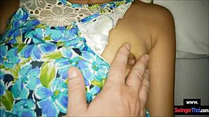 Linda tailandesa 18+ da paja y acción de coño mojado