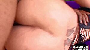 Keisha Kamble, svetlokožna diva, prejema globoke sunke in škropi spermo na svoj čudoviti rit