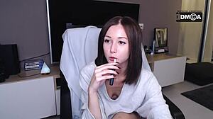 Sexy girl masturbates beautifully on webcam