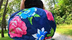 Soția cu plug în fund arată curul pe motocicletă în public