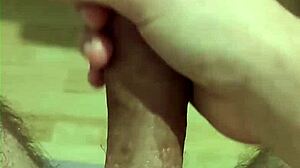 Mladá 18+ amatérka si užívá sólovou masáž a masturbaci