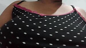 Tehotná mexická prostitútka ukazuje chlpatú tučnú piču v domácom videu