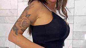 Monika Fox, banyoda pembe oyuncak oyunuyla domine ediyor