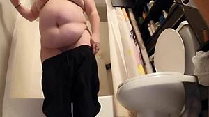 뚱뚱한 쿠거의 솔로 액션으로 욕실 분수 리마스터