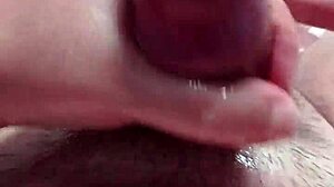 편안한 마사지에서 부드러운 자위로 이어져