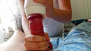 Maszturbálom buja szomszédom hatalmas farkát, amíg keményen elélvez 😍