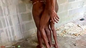 Kone fanget i vill busk-knepping med massiv afrikansk kuk i doggy-stil